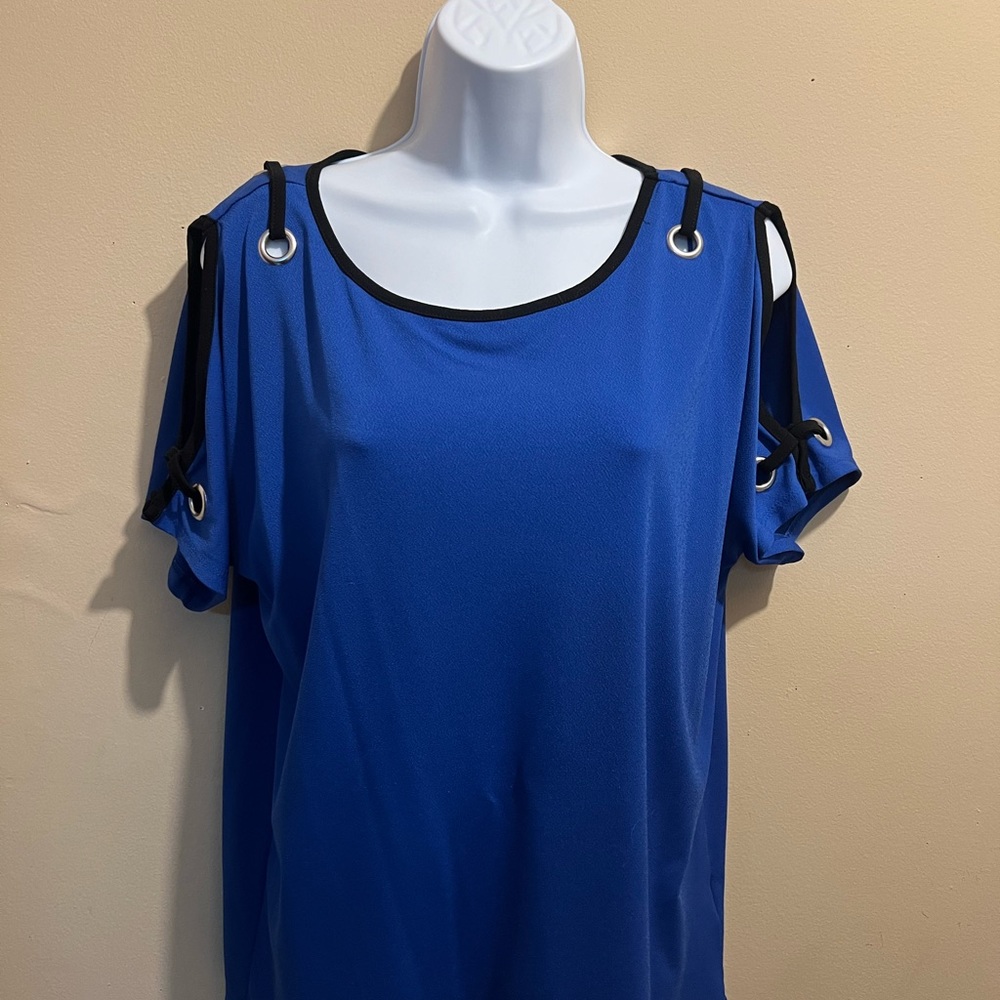 Solid royal blue top with blk trim, SS,